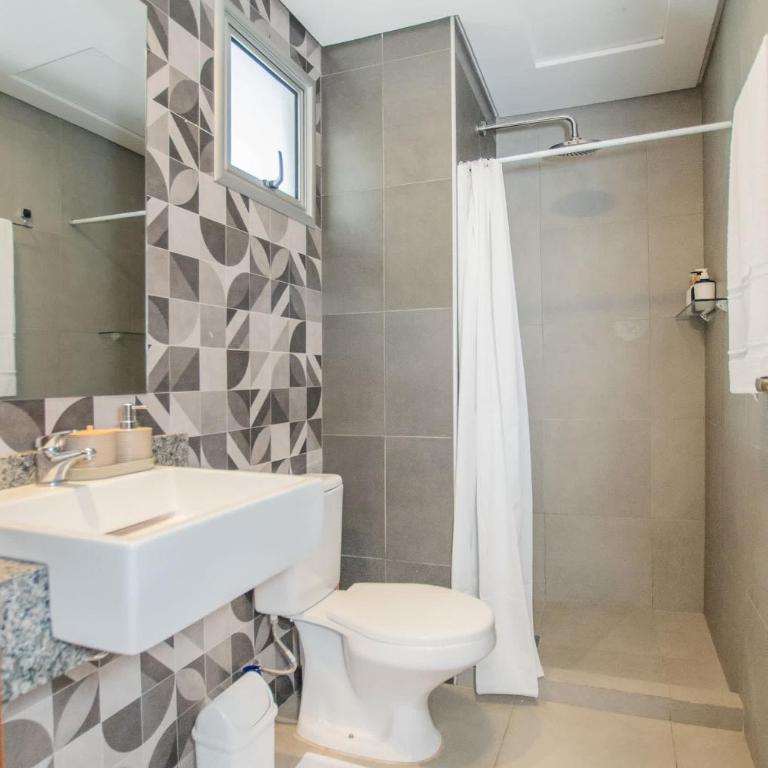 Urban 2BR Escape Fast Wi-Fi & Central Location - Apartamento - 10