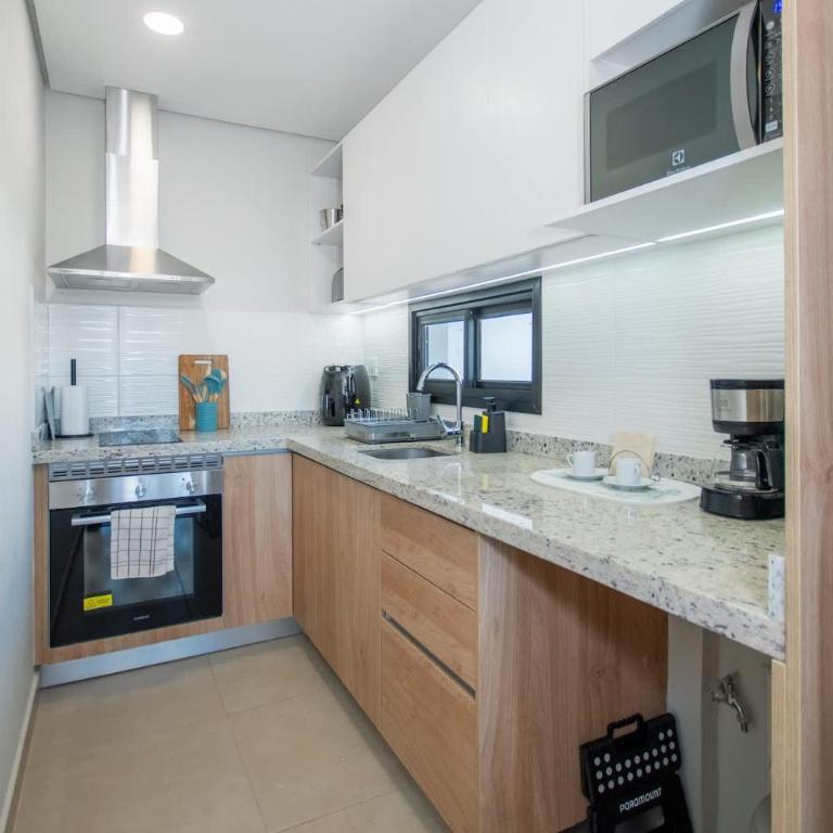 Chic & Modern 1BR Near Top Malls Pool & Gym - Apartment - 3