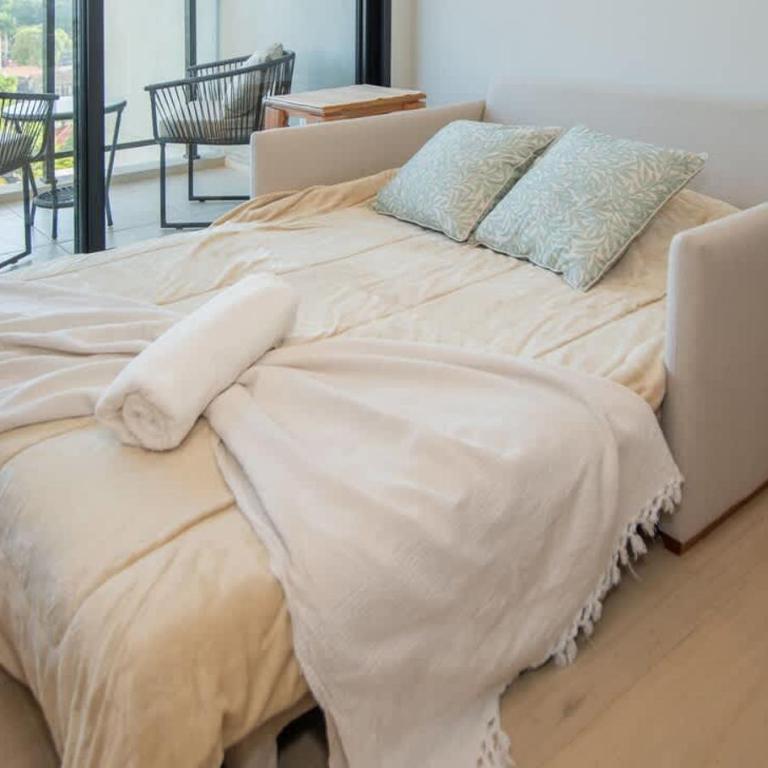 Chic & Modern 1BR Near Top Malls Pool & Gym - Apartment - 11