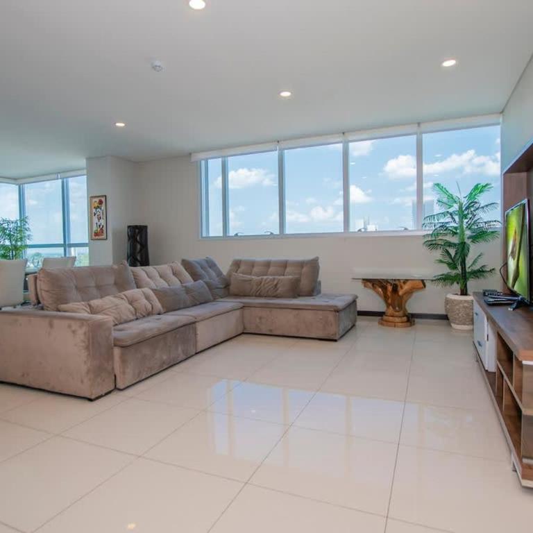 Bright 3BR Escape City Views Pool & Gym - Apartamento - 6