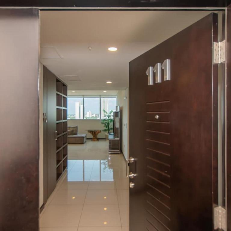 Bright 3BR Escape City Views Pool & Gym - Apartamento - 14