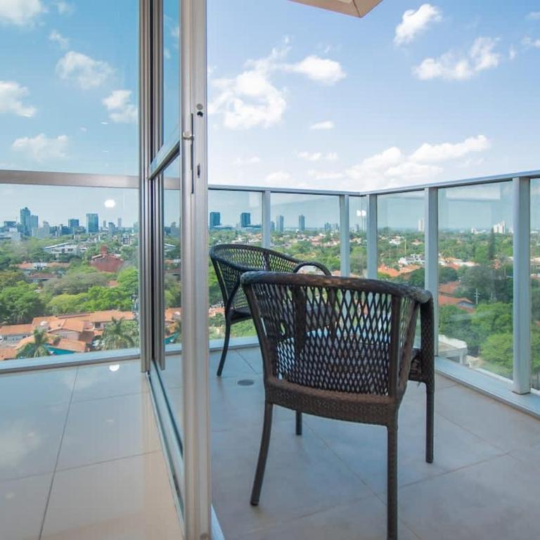 Bright 3BR Escape City Views Pool & Gym - Apartamento - 17