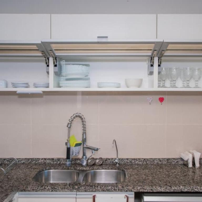 Bright 3BR Escape City Views Pool & Gym - Apartamento - 23