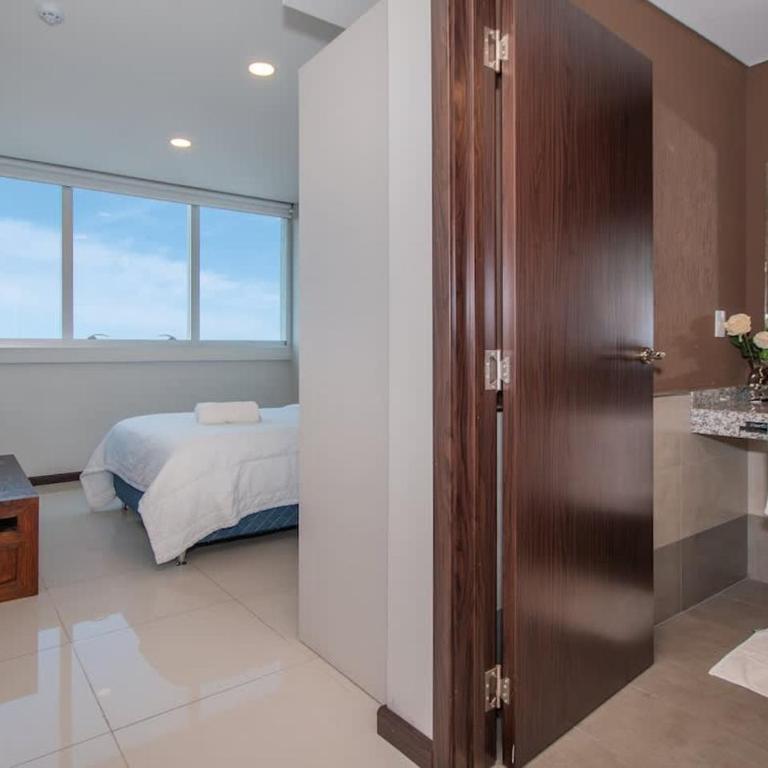 Bright 3BR Escape City Views Pool & Gym - Apartamento - 34