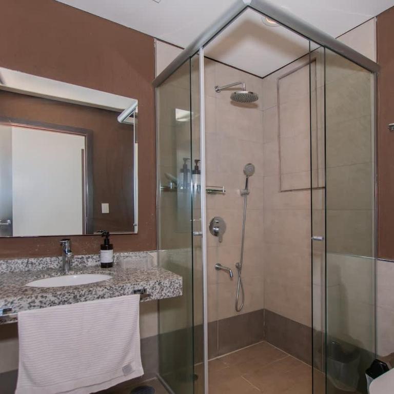 Bright 3BR Escape City Views Pool & Gym - Apartamento - 46