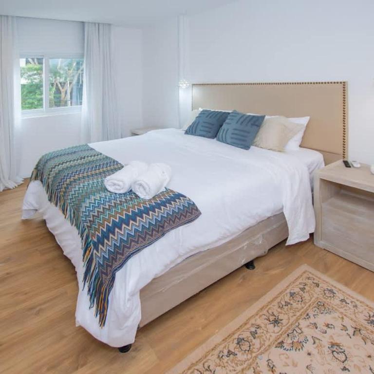 Spacious Haven Workspace & Pool Walk to Malls - Apartamento - 1