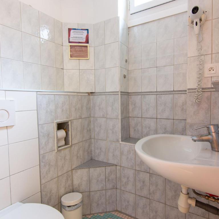 Hôtel Marignan - Chambre Quadruple avec Toilettes Privatives (Douche Commune au Même Étage) - 4