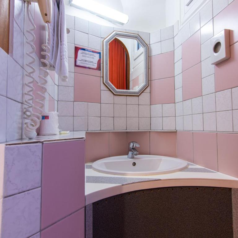 Hôtel Marignan - Chambre Simple (Douche et Toilettes Communes au Même Étage) - 3
