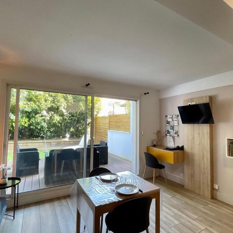 Apartment with warm and refined garden - Apartment - 8