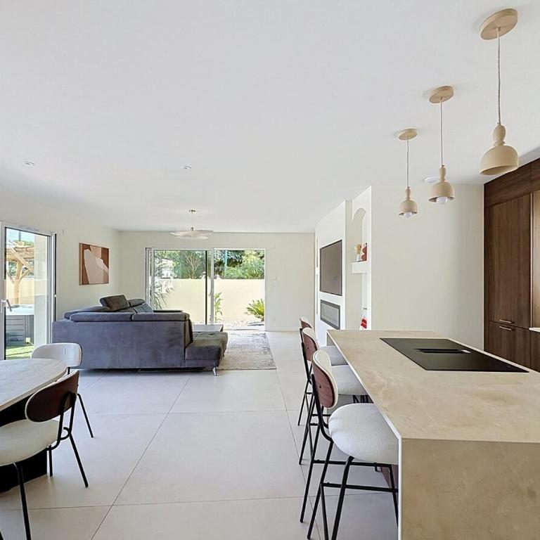 Villa Neuve Jacuzzi - Proche Mer - Famille & Calme - Villa 3 Chambres - 6