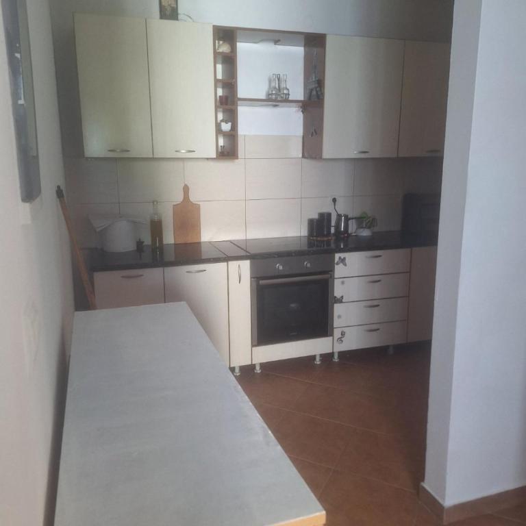2bd Spacious Apartment in Sutomore with Terrace - Apartman sa 1 Spavaćom Sobom - 2