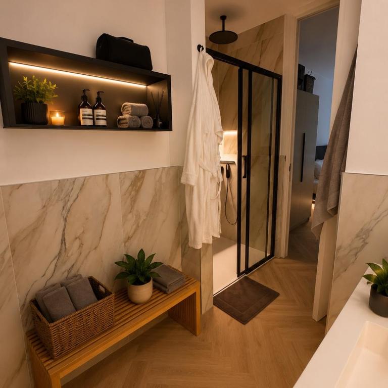 SalvatoreHomes - Casa Sabina - Ultra Luxury Retreat in the Heart of Bardolino with Private Jacuzzi & Infinity Pool Access - Premium Apartment mit 1 Schlafzimmer - 17