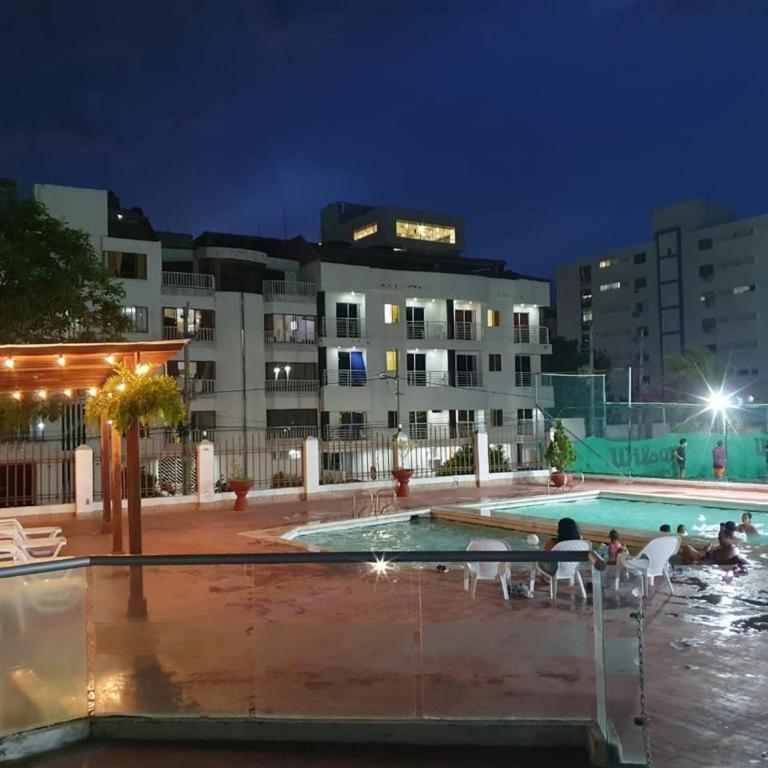 Apartamento Rodadero Con Piscinas y Cancha de Tennis - Two-Bedroom Apartment - 38