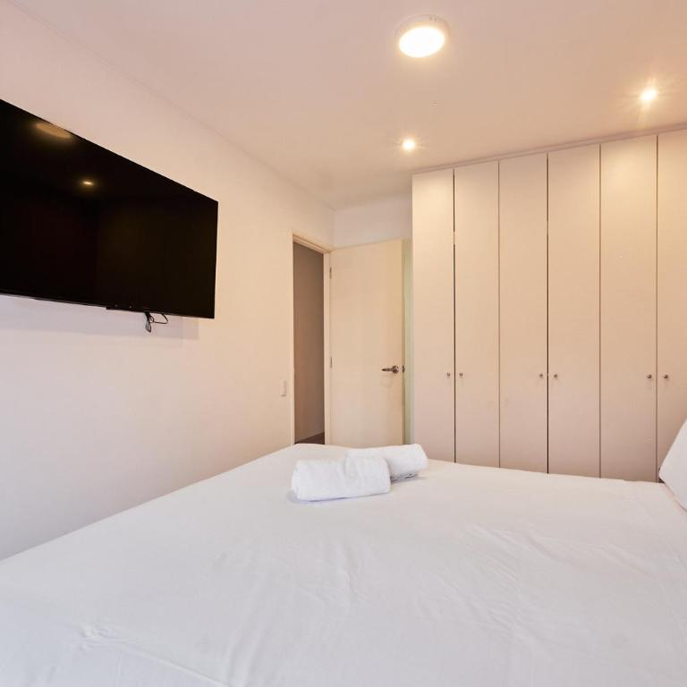 Modern 2BR Apartment with Pool, Gym & Coworking - Two-Bedroom Apartment - 36