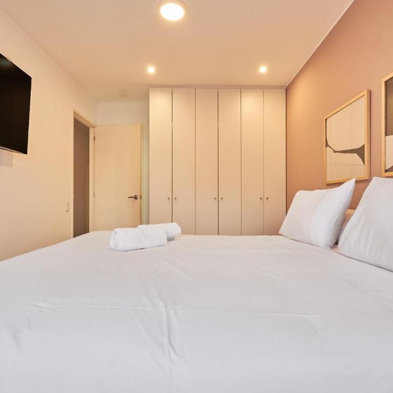 Modern 2BR Apartment with Pool, Gym & Coworking - Two-Bedroom Apartment - 23
