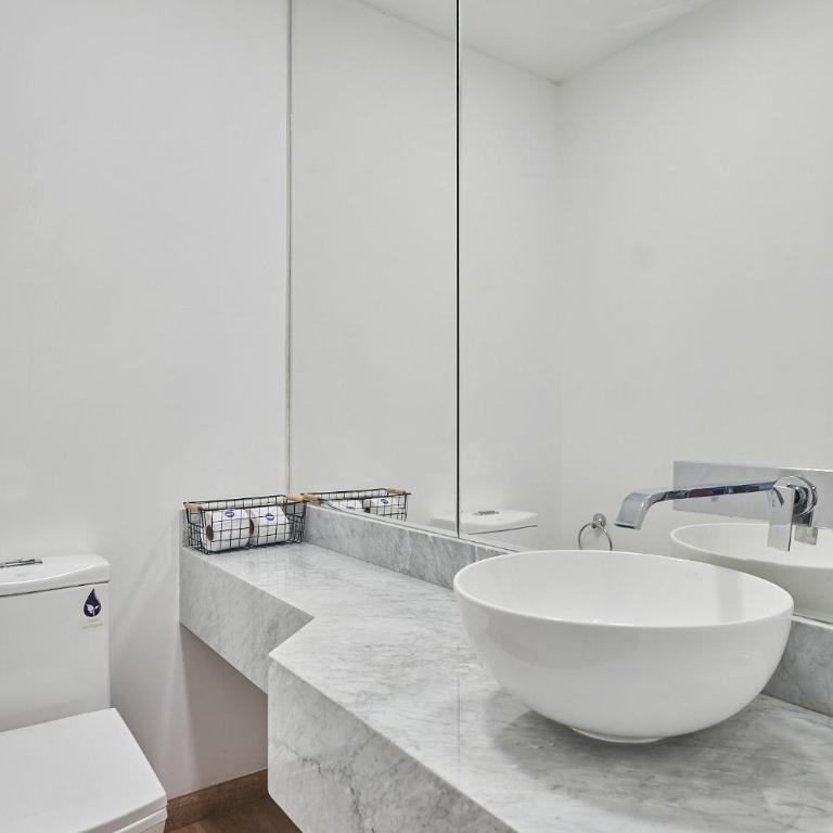 Modern 2BR Apartment with Pool, Gym & Coworking - Two-Bedroom Apartment - 31