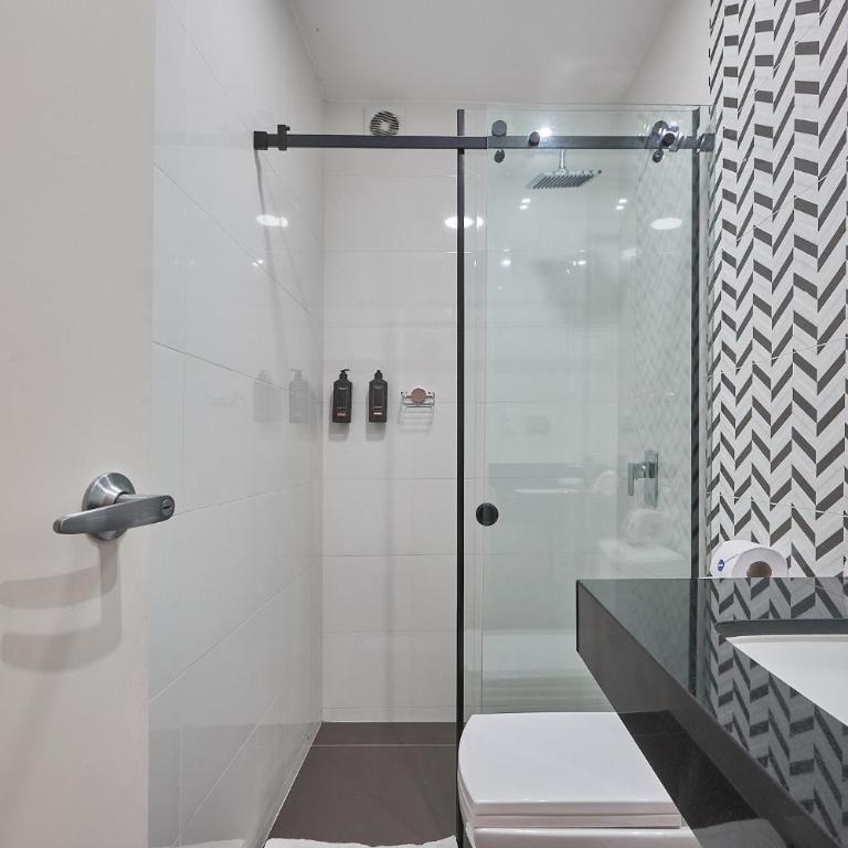 Modern 2BR Apartment with Pool, Gym & Coworking - Two-Bedroom Apartment - 44