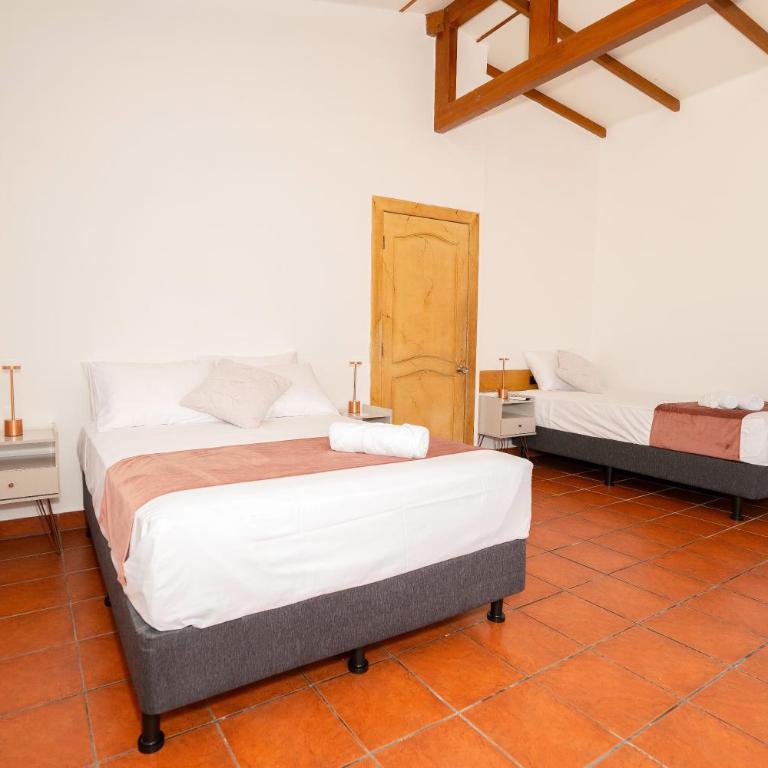 Hotel Crossman - Triple Room with Balcony - 5