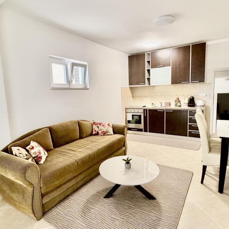 Apartments Yana - Apartman s 1 Spavaćom Sobom i Balkonom - 1