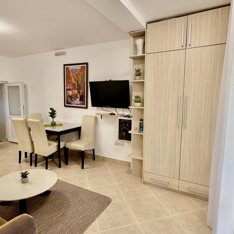 Apartments Yana - Apartman s 1 Spavaćom Sobom i Balkonom - 5