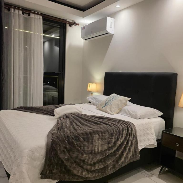 Balcon piso 16 - Escritorio - Piscina - Gym - One-Bedroom Apartment - 5