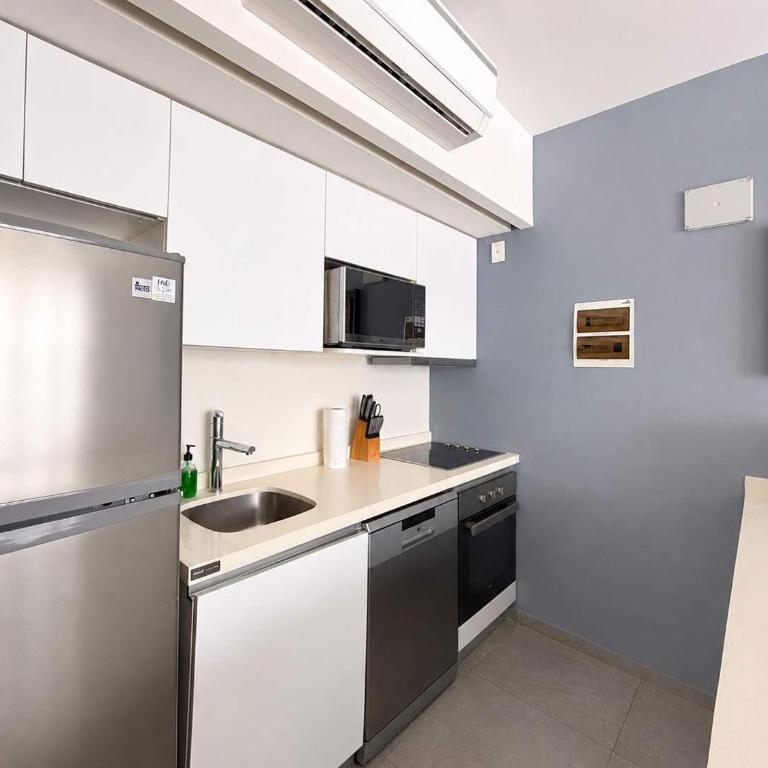 Quiet Pool-View 1BR Near 5th Avenue - Apartment - 5
