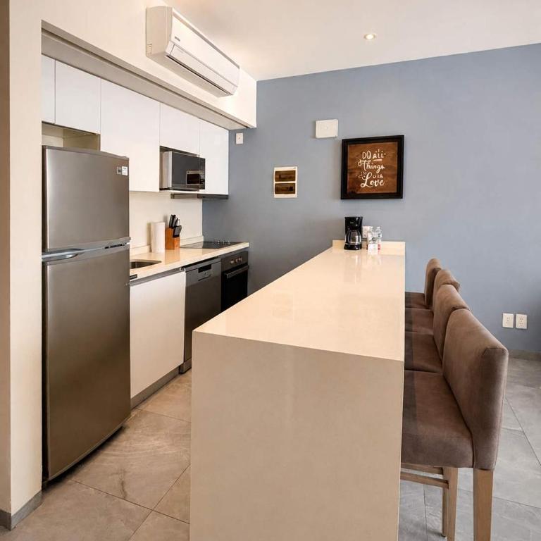 Quiet Pool-View 1BR Near 5th Avenue - Apartment - 7