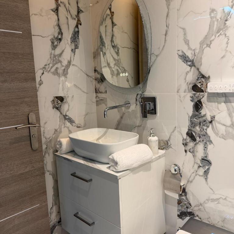 Suite Astra - Spa prive - Cinéma Privé - Appartement 2 Chambres - 4
