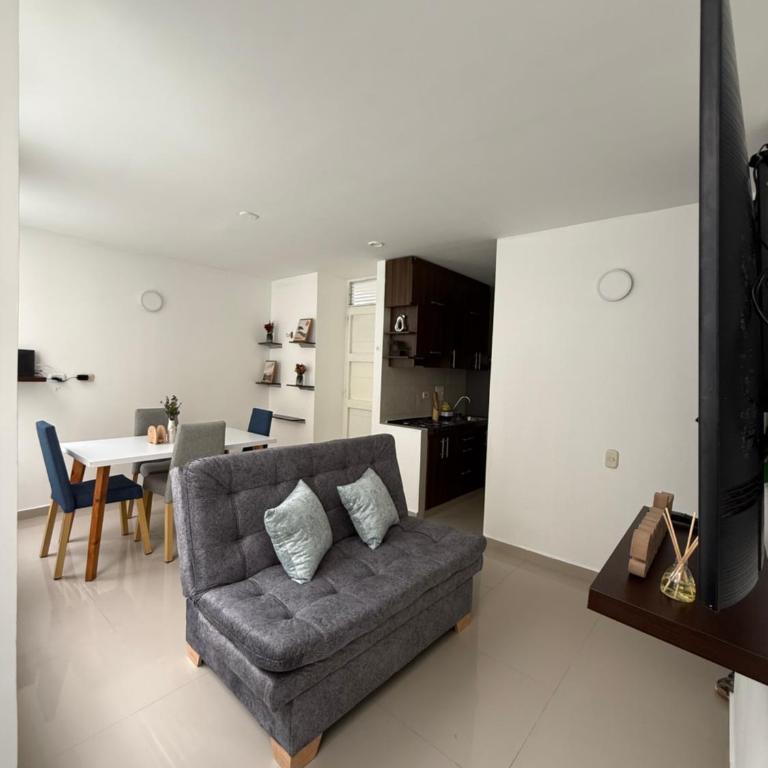 Apto Moderno Central Con Diseño Impecable - Two-Bedroom Apartment - 1
