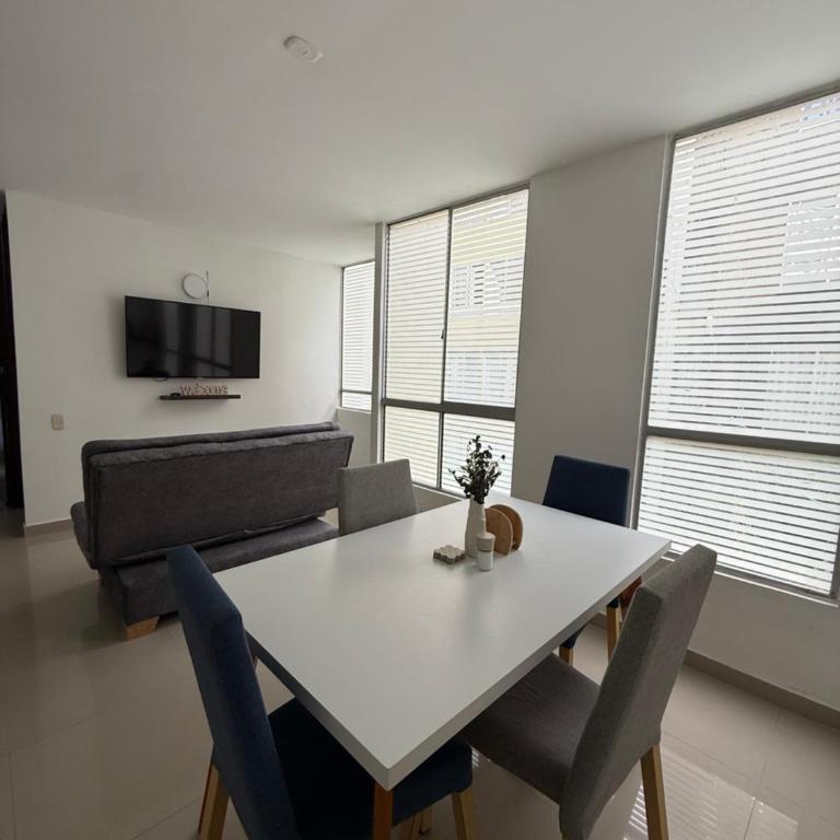 Apto Moderno Central Con Diseño Impecable - Two-Bedroom Apartment - 12