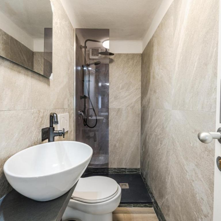 Maserati House - H24 - Camera Matrimoniale con Bagno Privato - 7