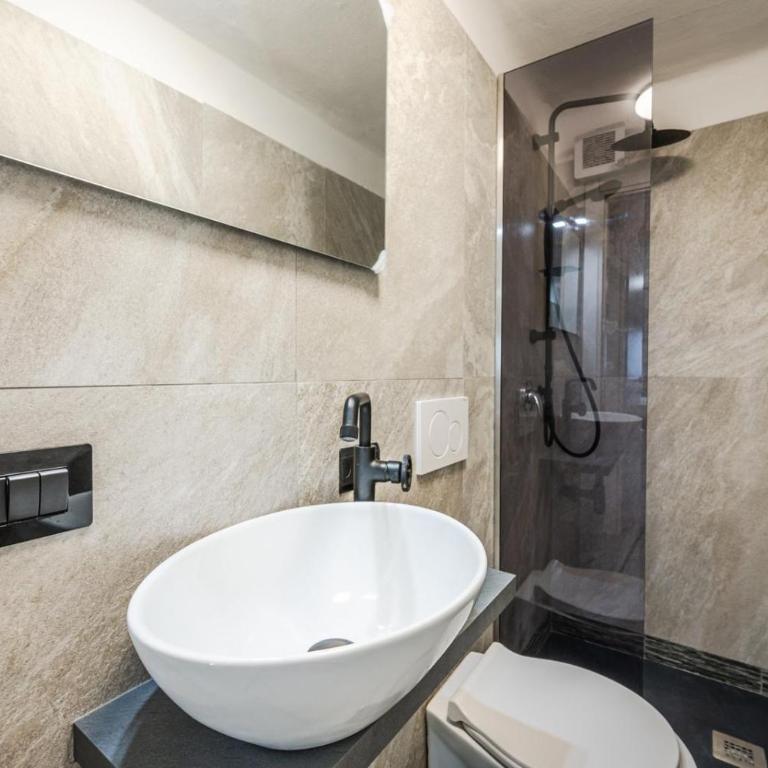 Maserati House - H24 - Camera Matrimoniale con Bagno Privato - 6