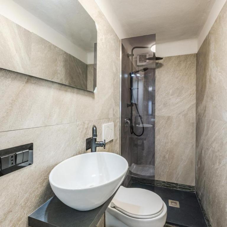 Maserati House - H24 - Camera Matrimoniale con Bagno Privato - 10