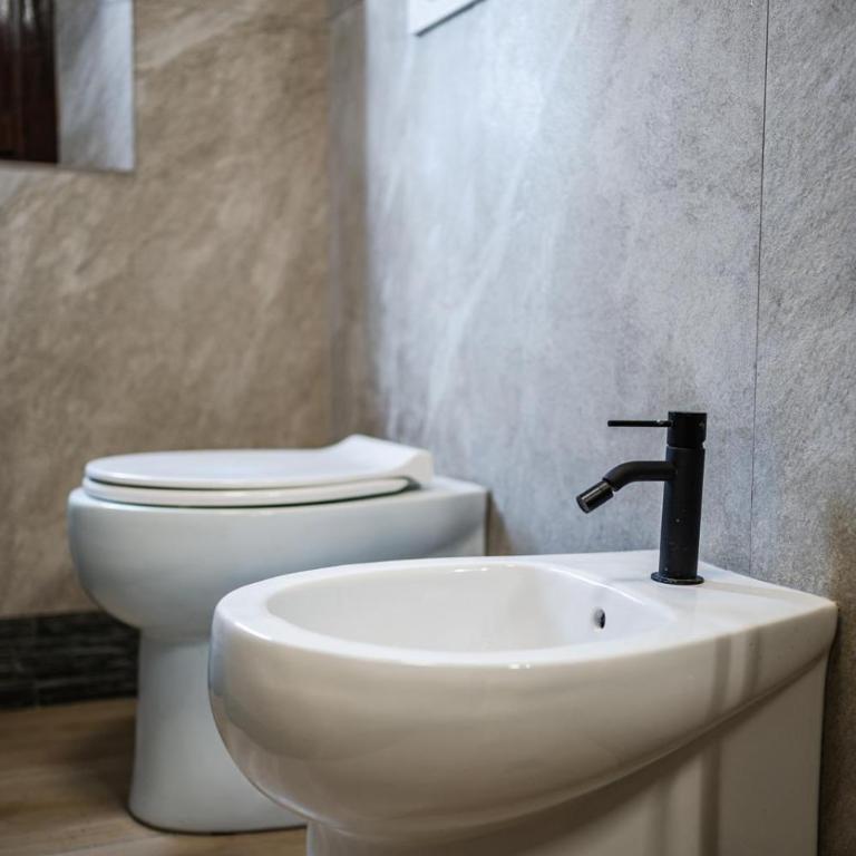 Maserati House - H24 - Camera Matrimoniale con Bagno Privato - 14