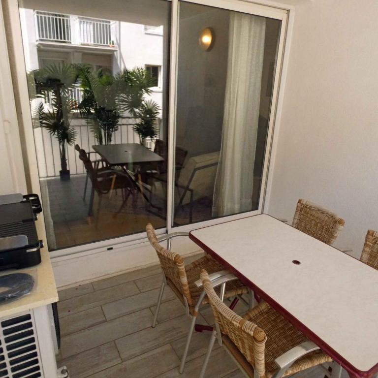 Terrace, aircon garage, elevator, near downtown - Apartment - 2