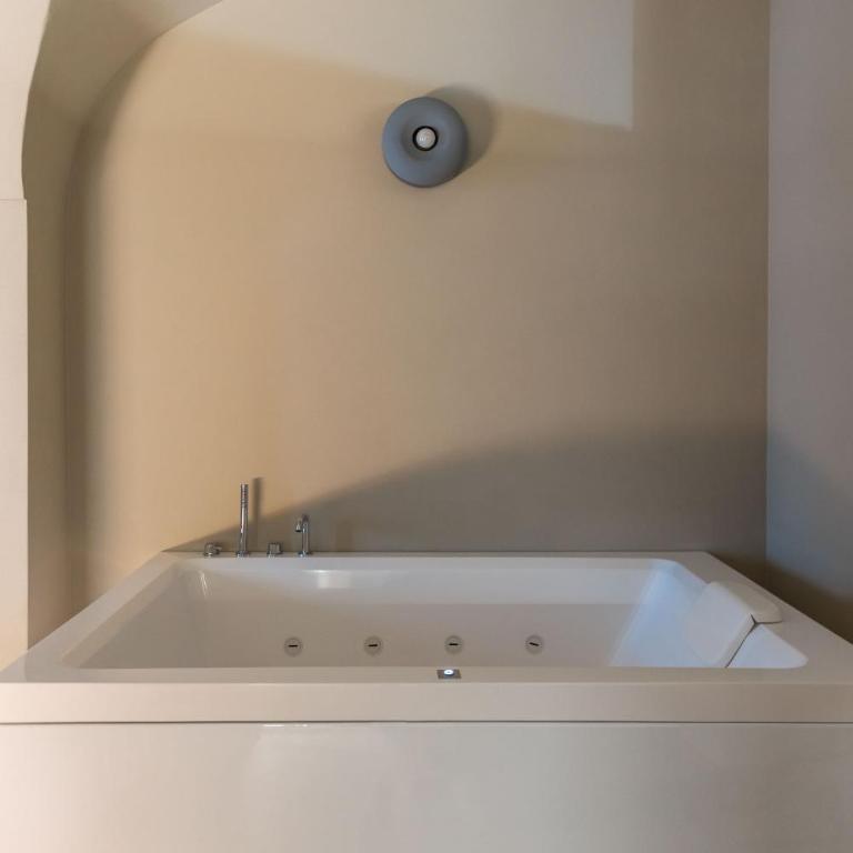 Dritta al Cuore Suite & Pool - Camera Matrimoniale Deluxe con Vasca - 1
