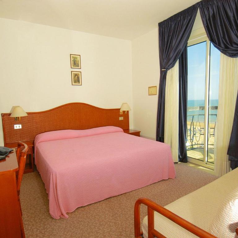 Hotel Beny - Camera Tripla con Balcone e con Vista Mare Parziale - 3