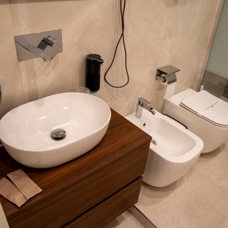 ELYRA Rooms - Camera Matrimoniale Deluxe con Balcone - 9