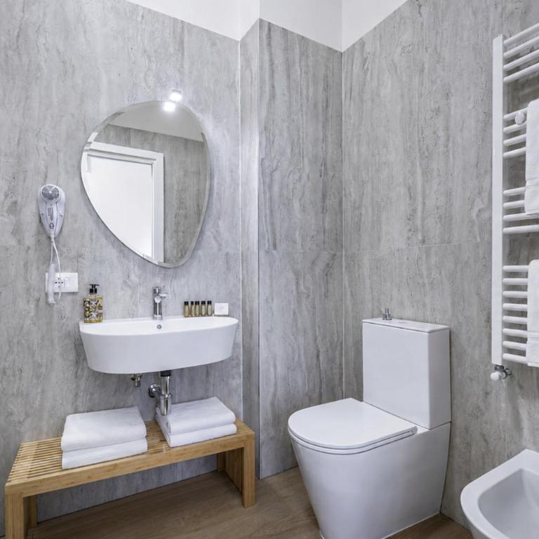 Seven Suites Florence near station - Camera Matrimoniale Deluxe con Balcone - 6