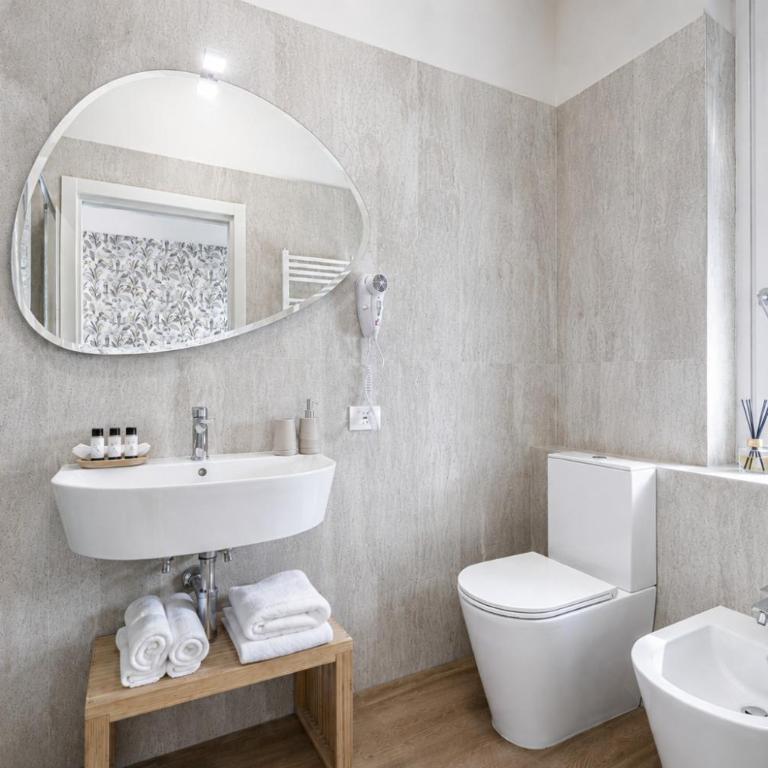 Seven Suites Florence near station - Camera Matrimoniale Deluxe con Balcone - 10