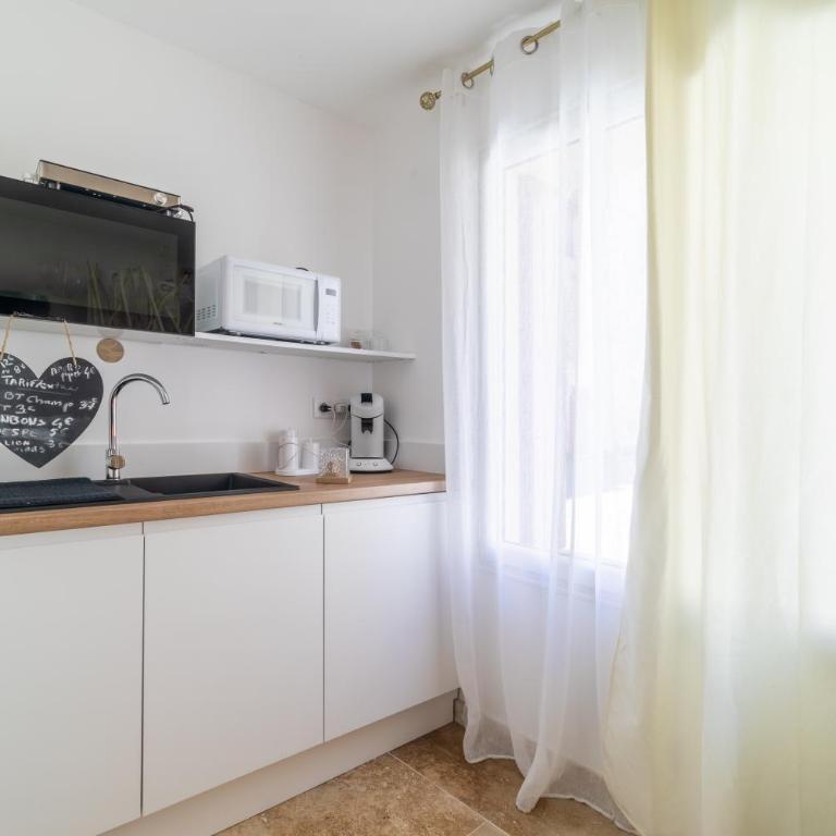 COCON LOVE Suite Romantique Balnéo La Citadelle Aigues Mortes - Studio avec Lit King-Size - 13