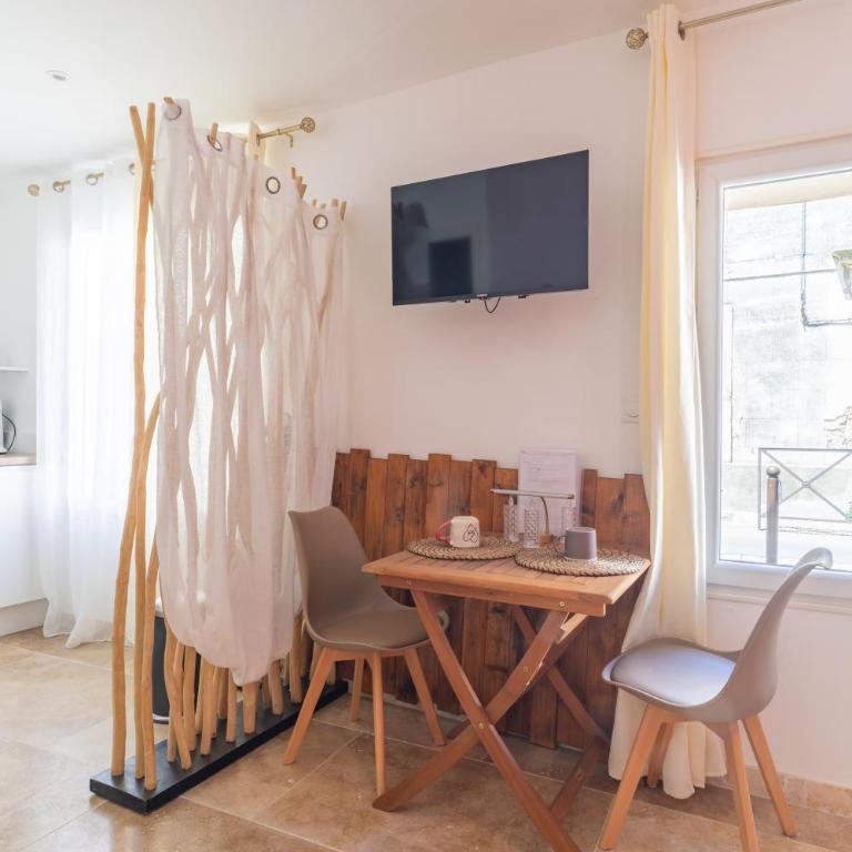 COCON LOVE Suite Romantique Balnéo La Citadelle Aigues Mortes - Studio avec Lit King-Size - 15