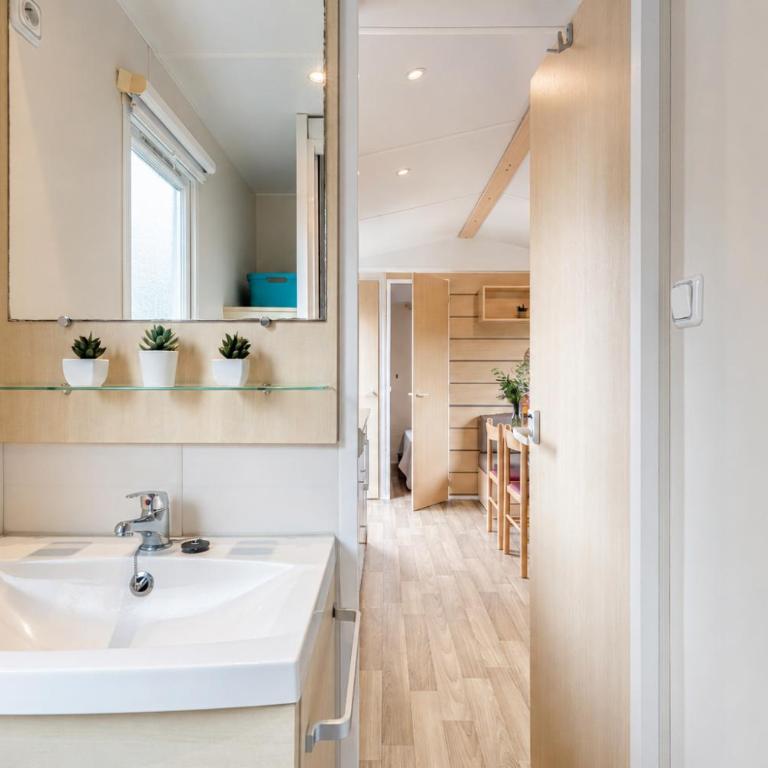 Le Photinia, mobil-home climatisé avec vue mer situé au cœur du domaine - Bungalow Deluxe - Vue sur Mer - 6