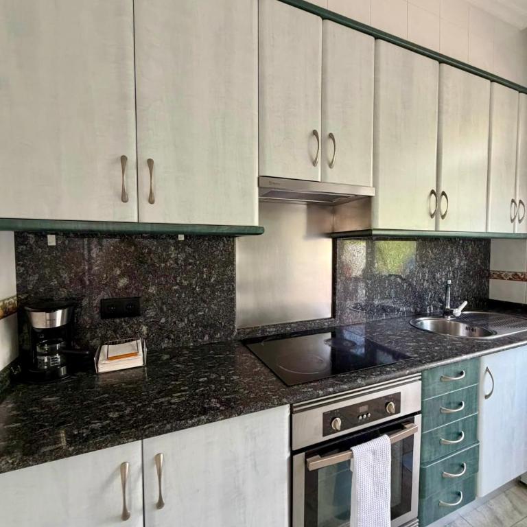 Grey House - Feel The Vibe - Three-Bedroom Apartment - 21
