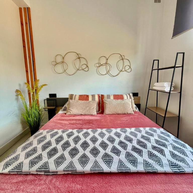 Grey House - Feel The Vibe - Three-Bedroom Apartment - 1