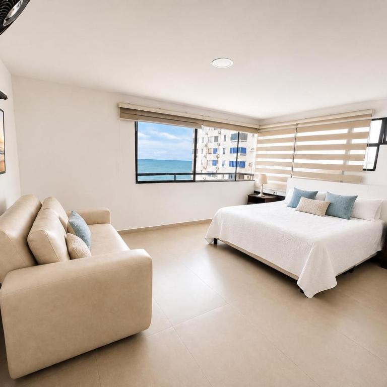 Oceanfront Duplex with Balcony El Laguito Cartagena - Three-Bedroom Apartment with Sea View - 11
