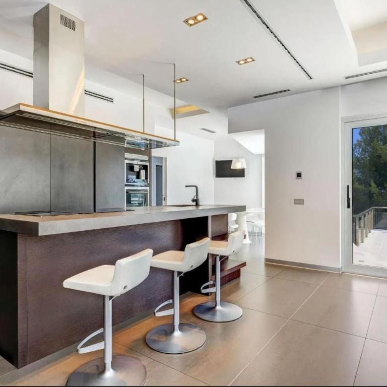 Spacious Family Home with Private Pool and Sauna - Villa - 3