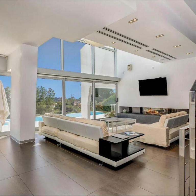 Spacious Family Home with Private Pool and Sauna - Villa - 7