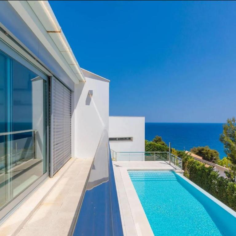 Spacious Family Home with Private Pool and Sauna - Villa - 9