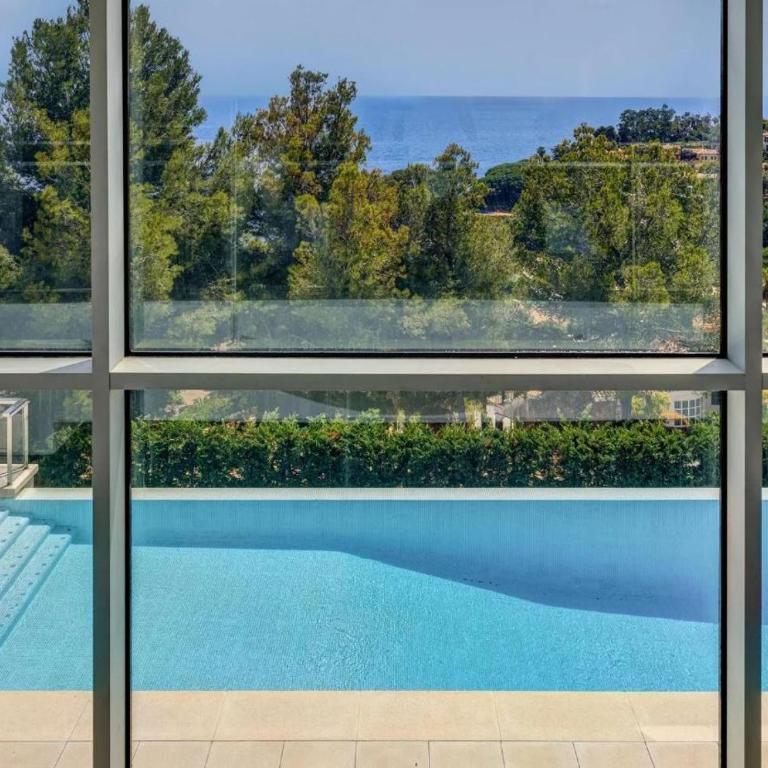 Spacious Family Home with Private Pool and Sauna - Villa - 10